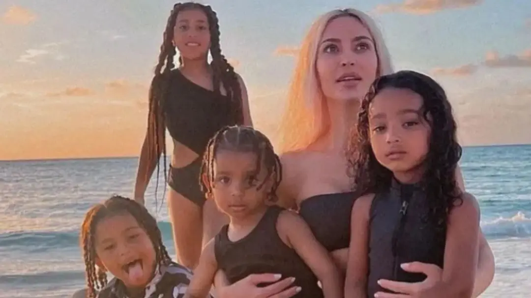 Quatro filhos com Kim Kardashian dividem tempo com Kanye West, mas ela tem um número grande de babás cuidando deles. É …