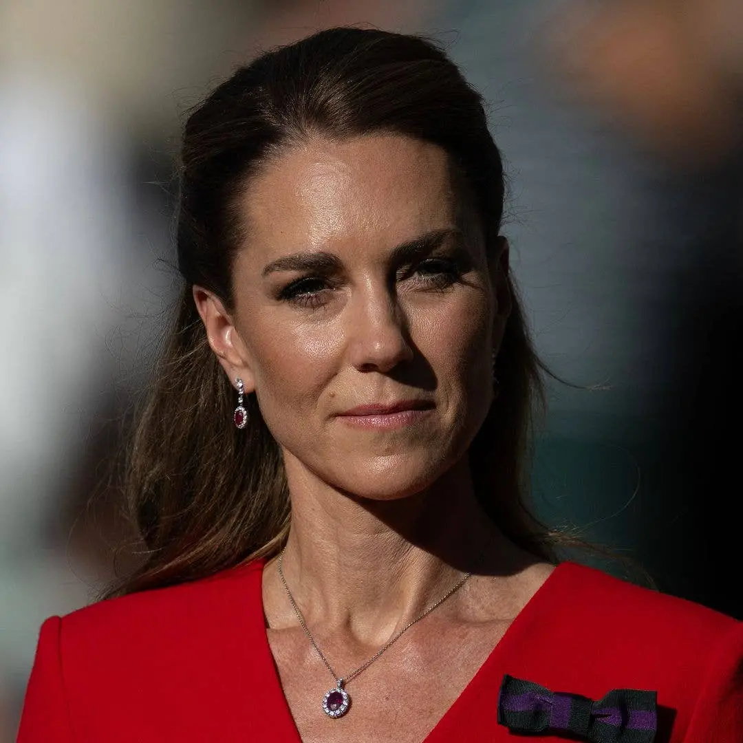 A Princesa do País da Gales fez um gesto sutil para os fotógrafos manterem a distância ao passar. Acho importante que m…