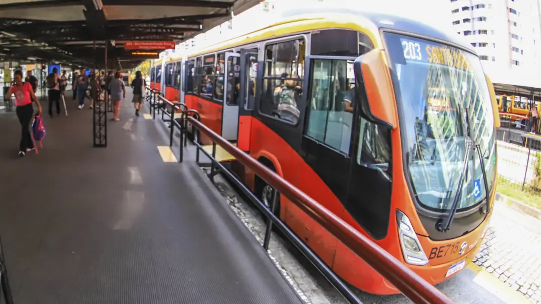 Curitiba terá transporte gratuito para quem for votar neste domingo 4, com linhas rodando no horário de sábado. Essa me…