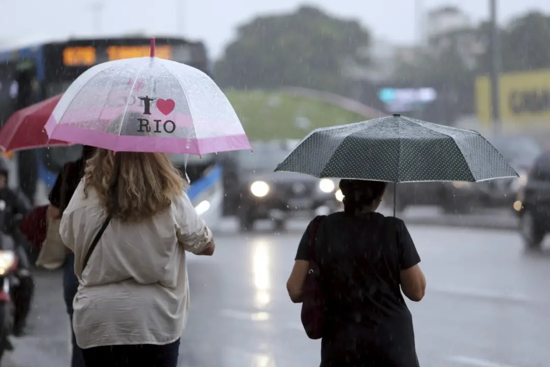 Rio de Janeiro com tempo instável neste domingo, com possível chuva moderada a forte na capital e temperaturas variando…