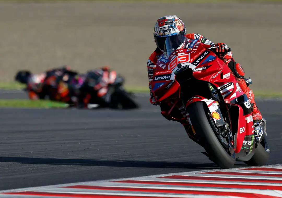 Motegi foi palco de uma corrida no MotoGP onde Marc Márquez garantiu a vitória ao executar perfeitamente seu plano, sup…