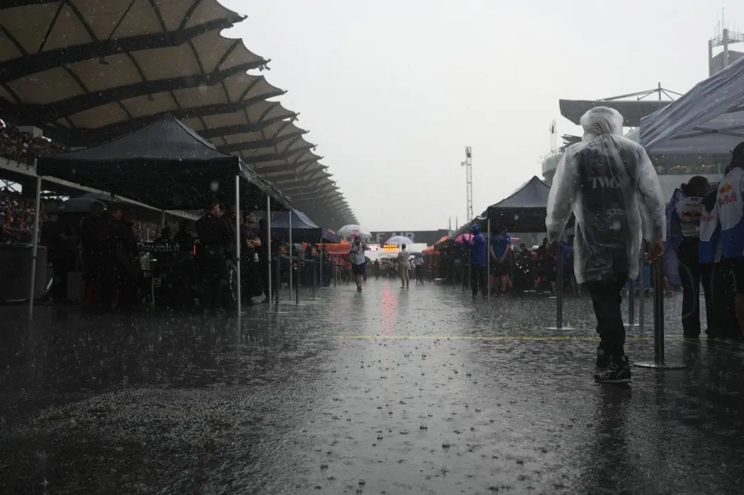 Bahrain Grand Prix em Malásia teve a largada atrasada por tempestades tropicais fortes no circuito Sepang. Chuva torren…