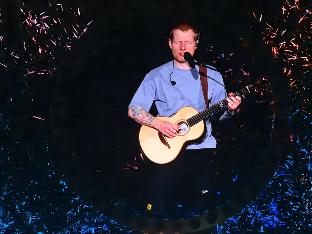 Ed Sheeran chamou Isaac Slade, ex-líder do The Fray, para ser convidado surpresa no show. A ausência de abertura tradic…
