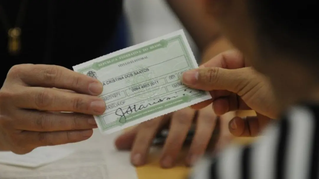 Domingo quatro milhões de brasileiros vão votar para presidente, senadores e outros cargos. O dia é feriado nacional, m…