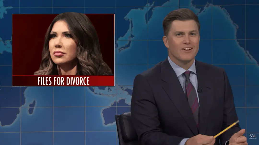 SNL Weekend Update brincou com Kristi Noem, comentando que ela diz estar triste com o divórcio, mas sempre feliz em sep…