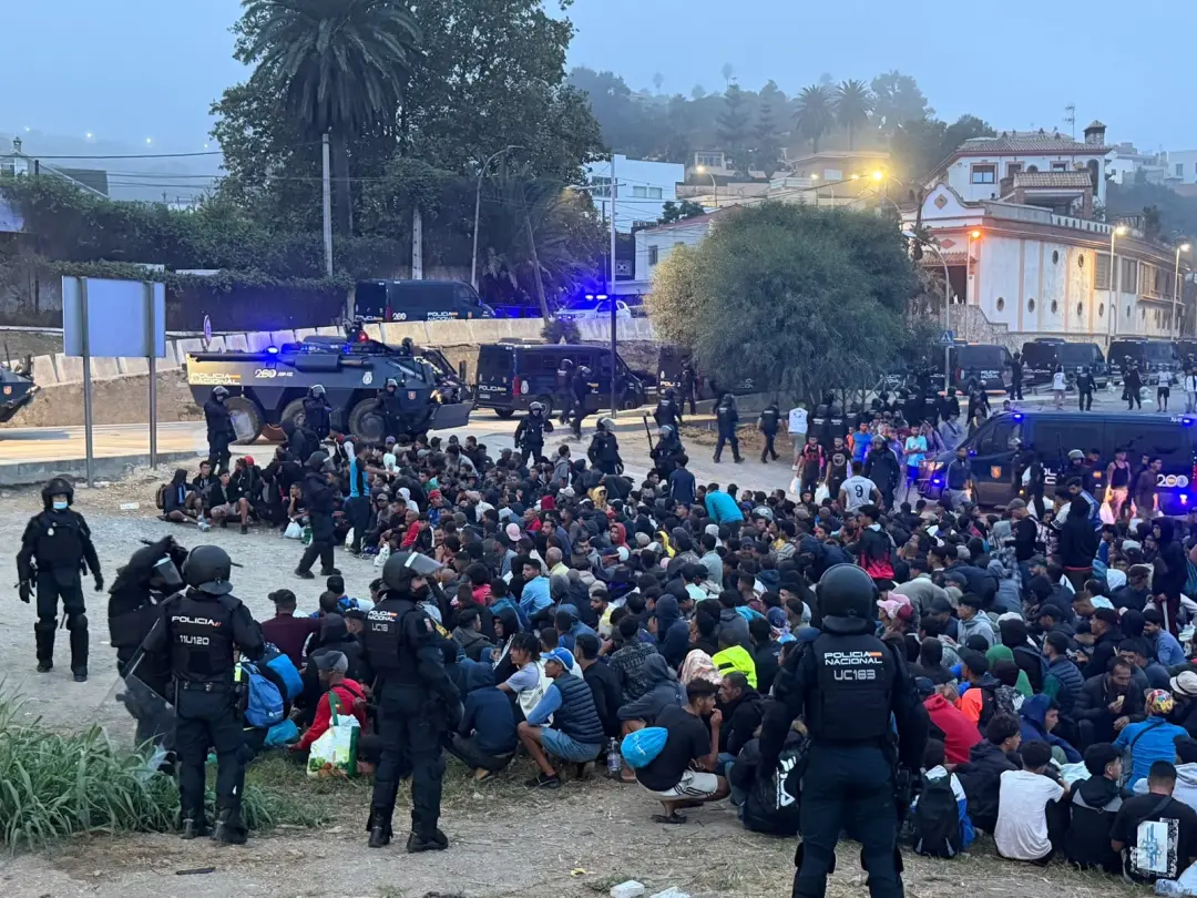 3.000 pessoas estão sendo removidas do assentamento na praia El Trampolín, em Ceuta, por ação da Polícia Nacional. Ver …