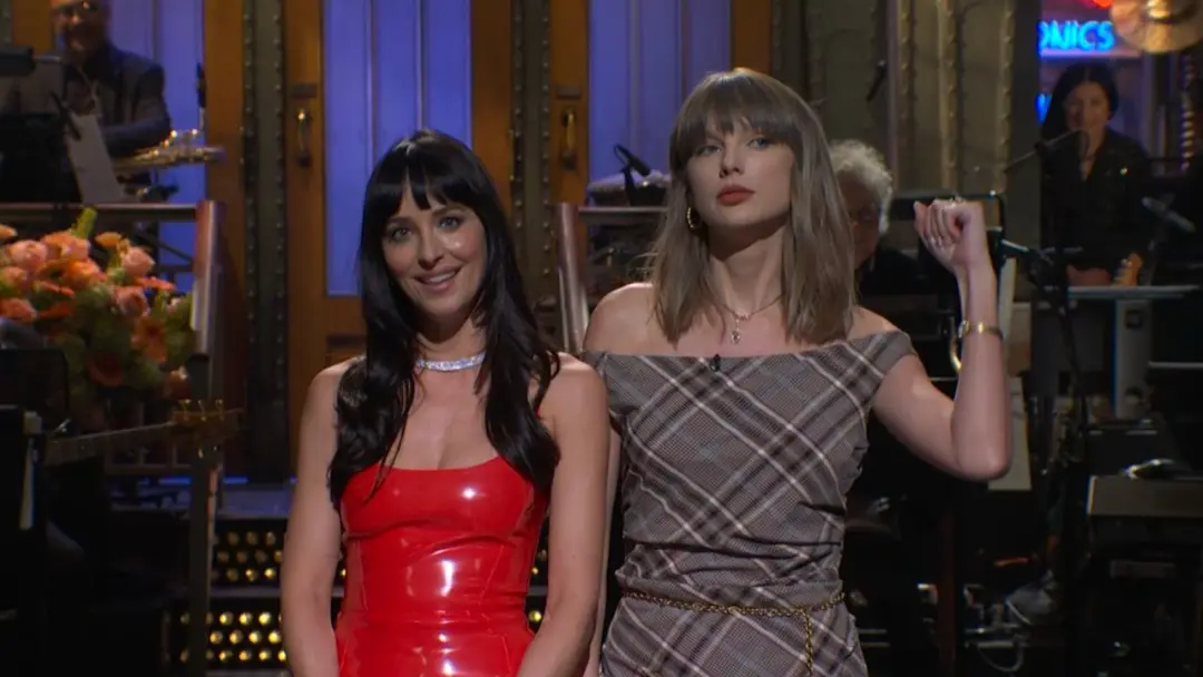 Dakota Johnson falou sobre seus relacionamentos públicos com músicos em um monólogo do SNL, e Taylor Swift apareceu dan…