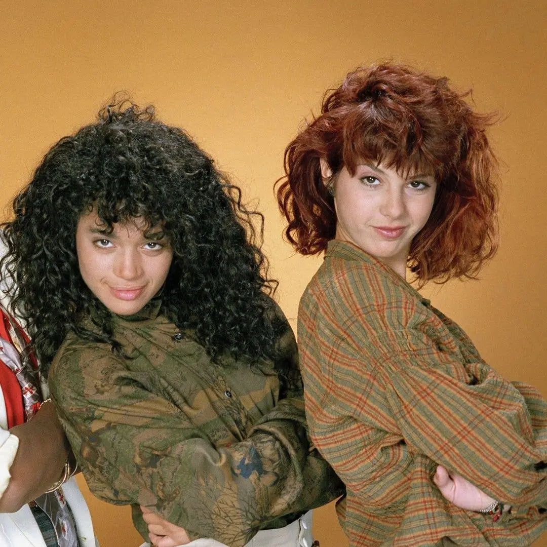 Lisa Bonet, aos 58 anos, apareceu com cabelos prateados longos no desfile da Celine em Paris Fashion Week. É bonito ver…