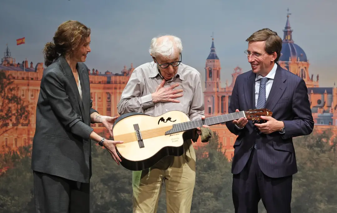 Clarinetista velho em Madrid recebeu uma guitarra das autoridades, pegando o instrumento com uma resignação visível. A …