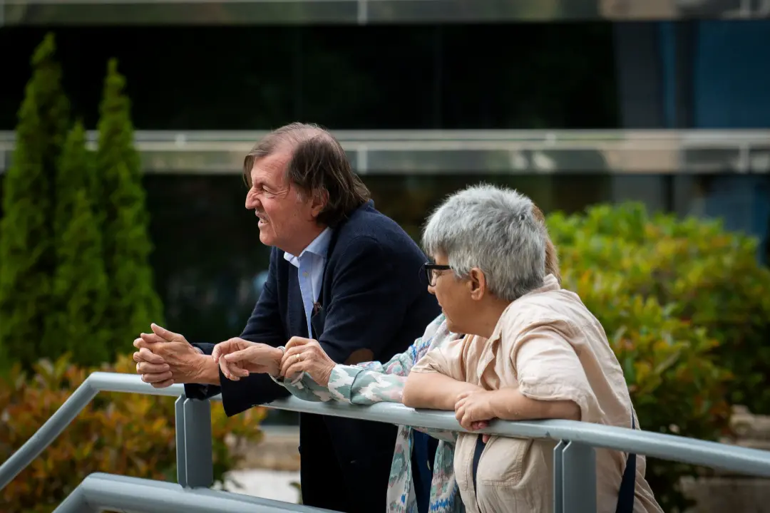 Duino, em Madri, onde um ex prefeito acumulou 200 milhões de euros em dívidas com o município, expõe peças de granito. …