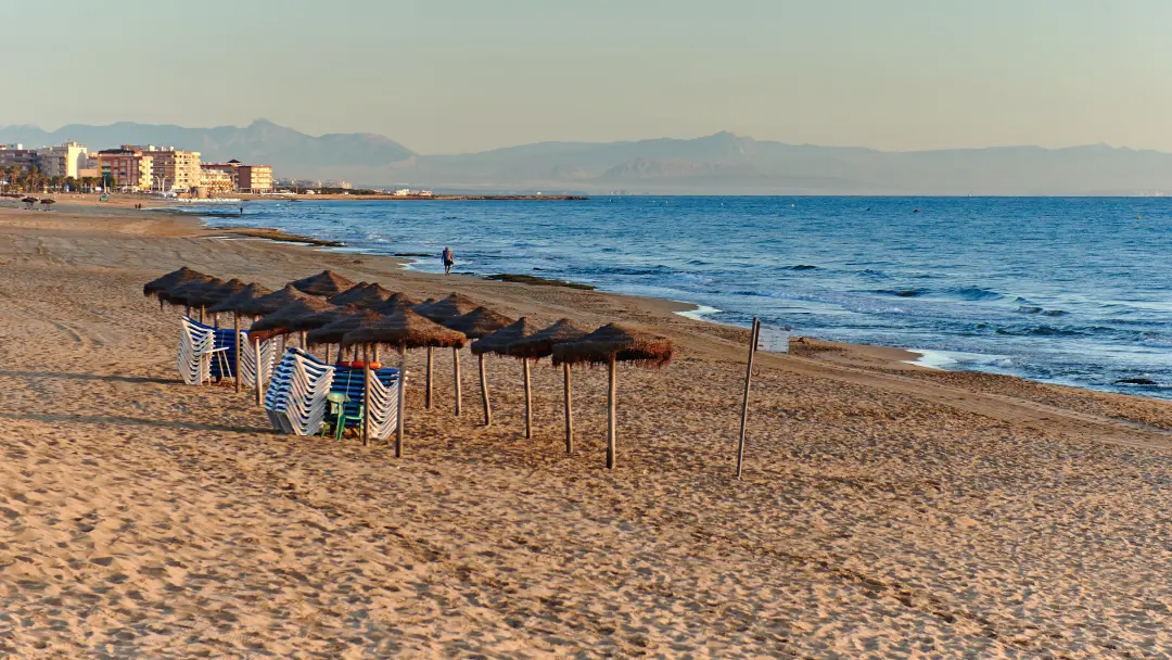 Outubro chega com praias vazias, cafés fechados e cadeiras amarradas. A paisagem do Mediterrâneo fica limpa após as chu…