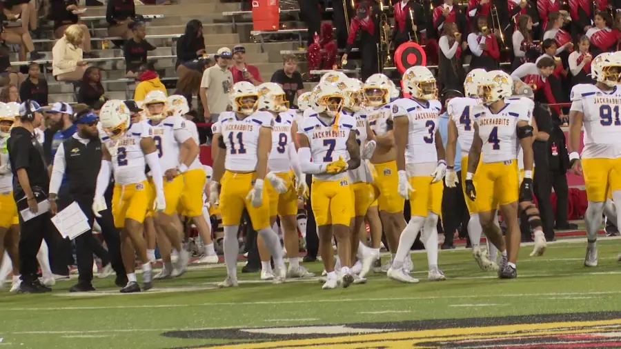 SDSU venceu o Illinois State por 31 a 14 no Hancock Stadium. O ataque do South Dakota State deu certo com corridas de J…