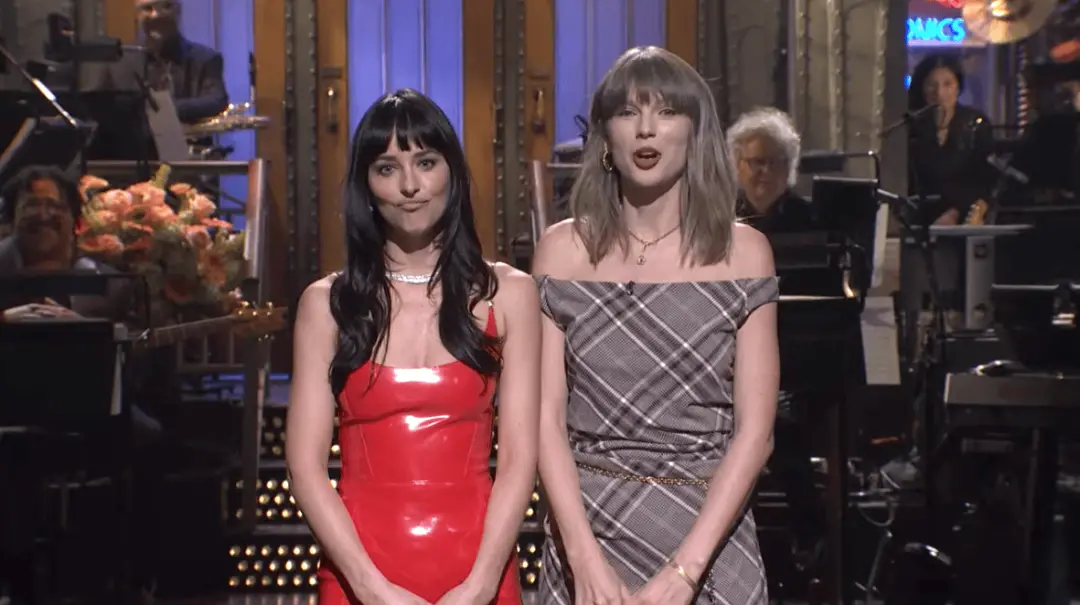 Taylor Swift aparece no monologo de Dakota Johnson no SNL. Achei uma invasão desnecessária, porque a piada sobre namora…