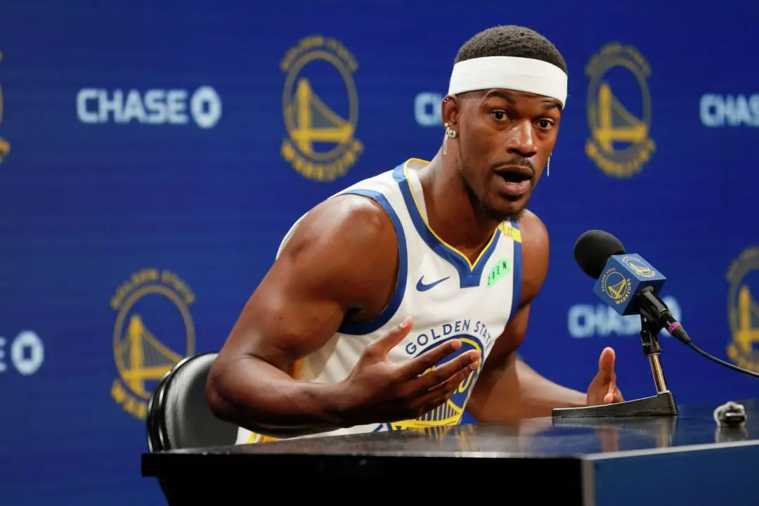 Malevy Leons, do Golden State Warriors, usou roupas de treino variadas no treino em Hawaii, por ideia do Jimmy Butler. …