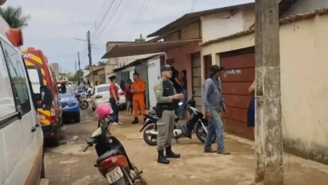 Em Palmeiras de Goiás, mulher e bebê morreram após um choque elétrico nos fundos de uma residência, perto de um disjunt…