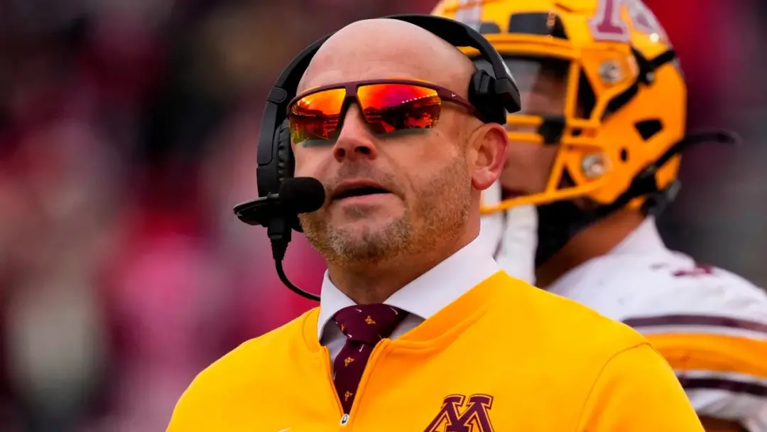 PJ Fleck tomou o Little Brown Jug e fez um stage dive insano na comemoração do time em Minnesota. Essa atitude mostra q…
