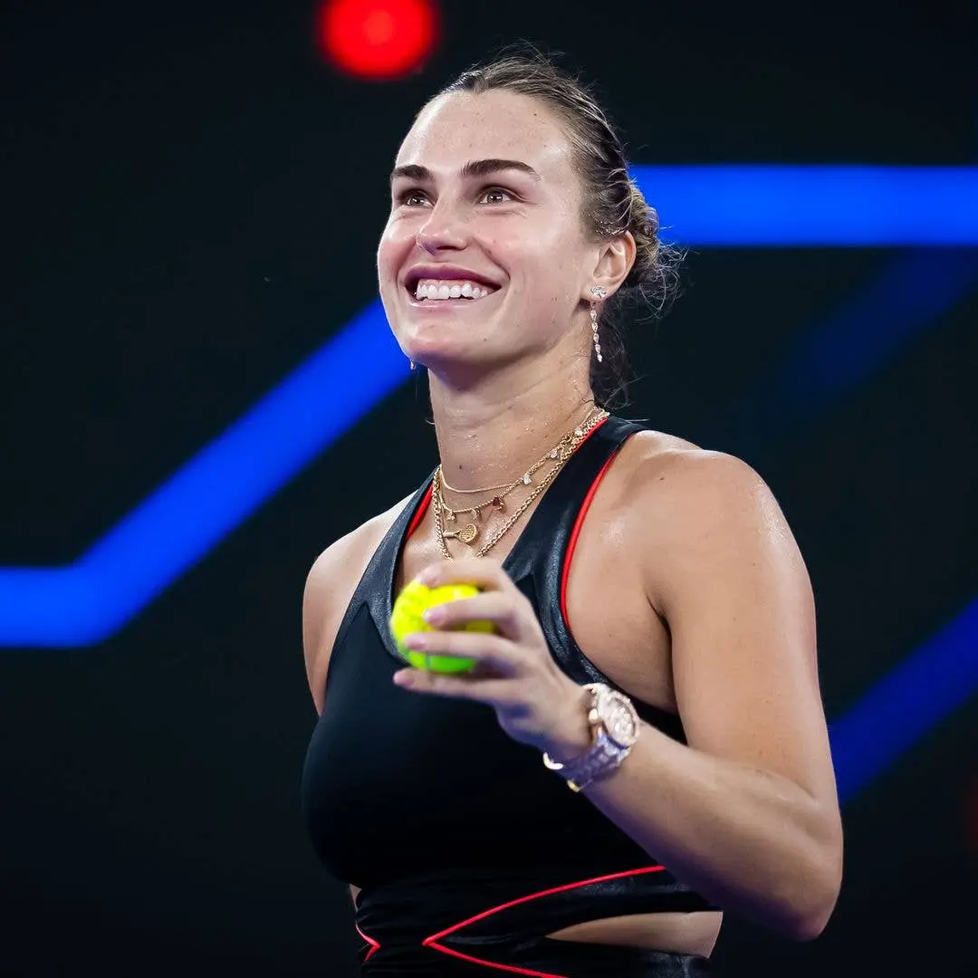 Aryna Sabalenka está com um corte de cabelo novo que mudou muito o visual dela. O cabelo novo fez ela parecer com Taylo…