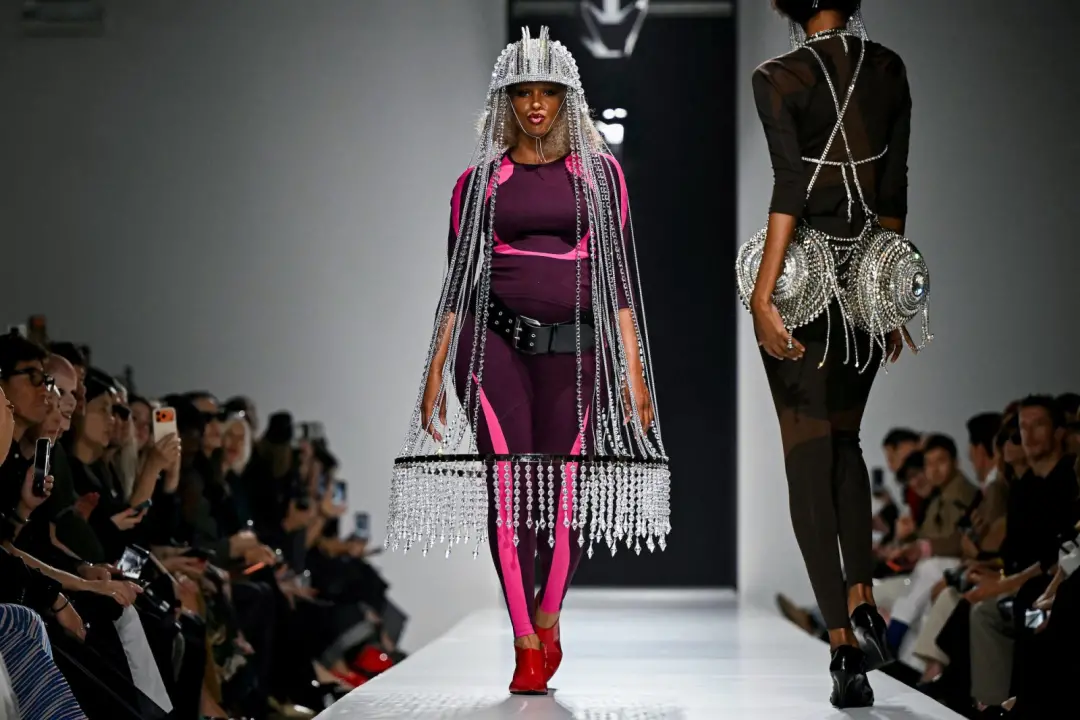 Ciara, grávida, desfilou na Paris Fashion Week em um look que mostra a barriga. Acho que mostra a liberdade de quem é f…