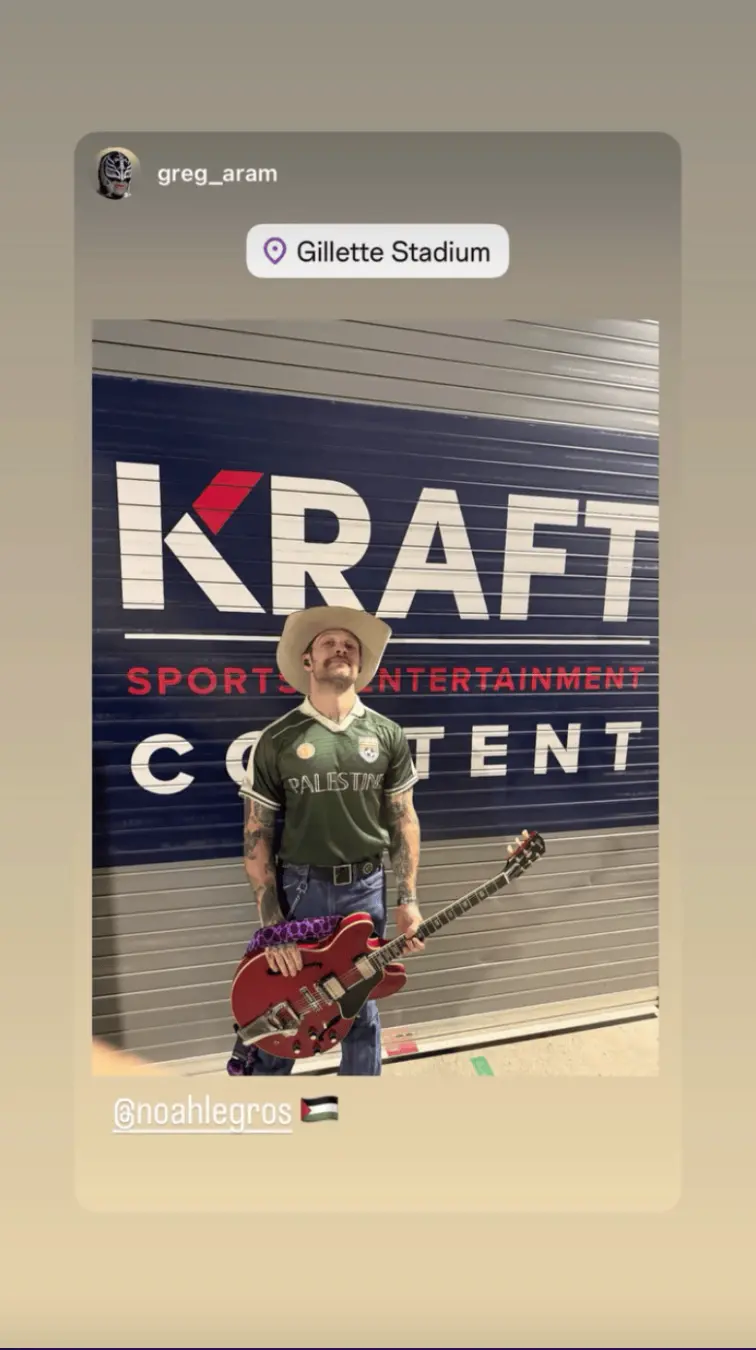No concerto de Zach Bryan em Gillette Stadium, Boston, os membros da banda usaram camisetas com mensagem Free Palestine…