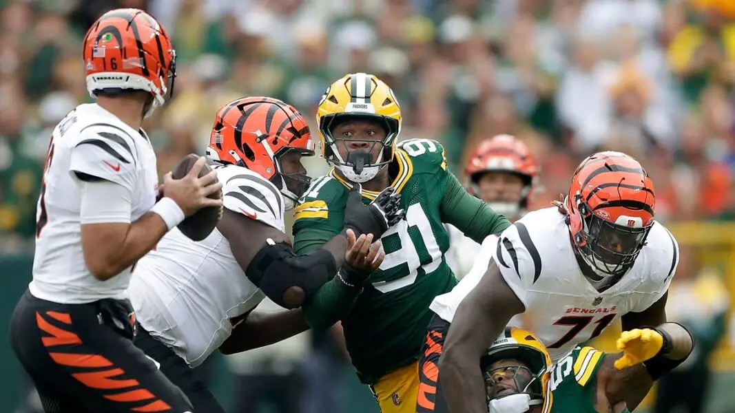 Warren Brinson, tackle defensivo dos Green Bay Packers, foi colocado no reserva por lesão no adutor após voltar a trein…