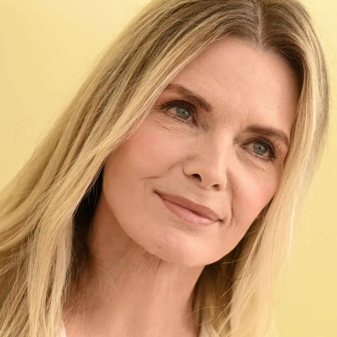 Michelle Pfeiffer, aos 68 anos, mostrou a pele natural nas fotos que postou na rede social. É bom ver que a beleza real…