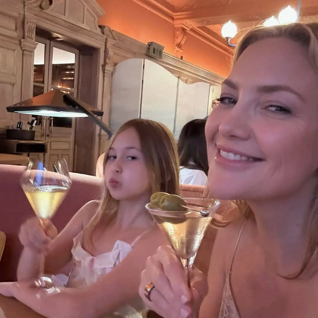 Kate Hudson mostrou momentos da família no aniversário de 8 anos da filha Rani. É bom ver essas coisas simples de famíl…