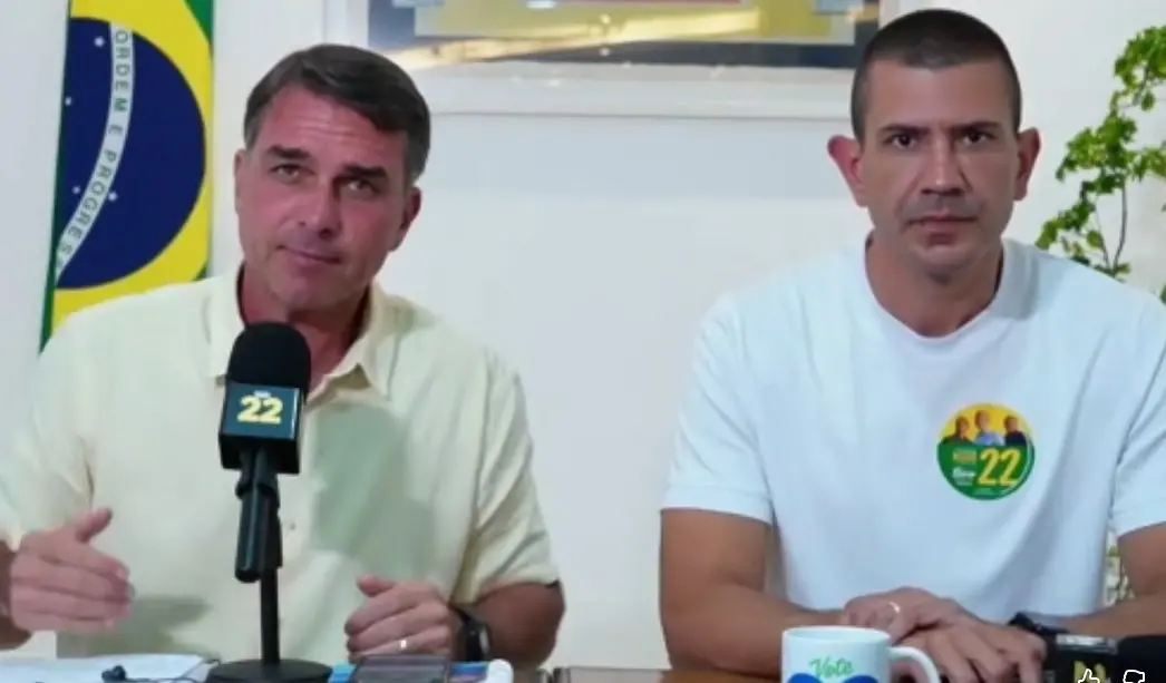 Flávio Bolsonaro usou a última live antes da votação para defender o impeachment de ministros do STF e apoiar Douglas R…