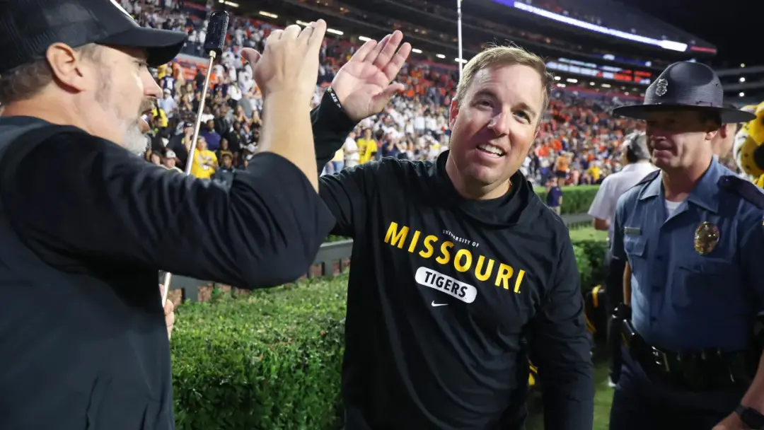 Missouri venceu Florida por 45 a 17, quebrando uma sequência de nove jogos sem vencer contra times ranqueados. Isso mos…
