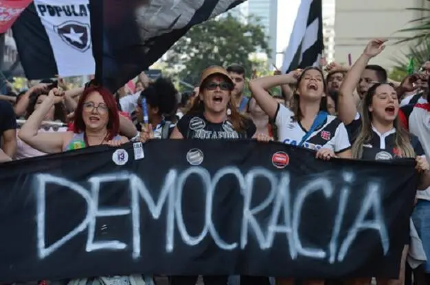73% dos entrevistados dizem que a democracia é sempre melhor que qualquer outro governo, segundo pesquisa Datafolha. Es…