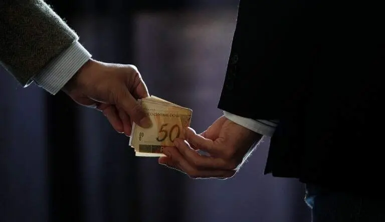 87% dos brasileiros veem a corrupção como o problema mais grave do País, e a confiança no governo caiu de 43% para 32%.…