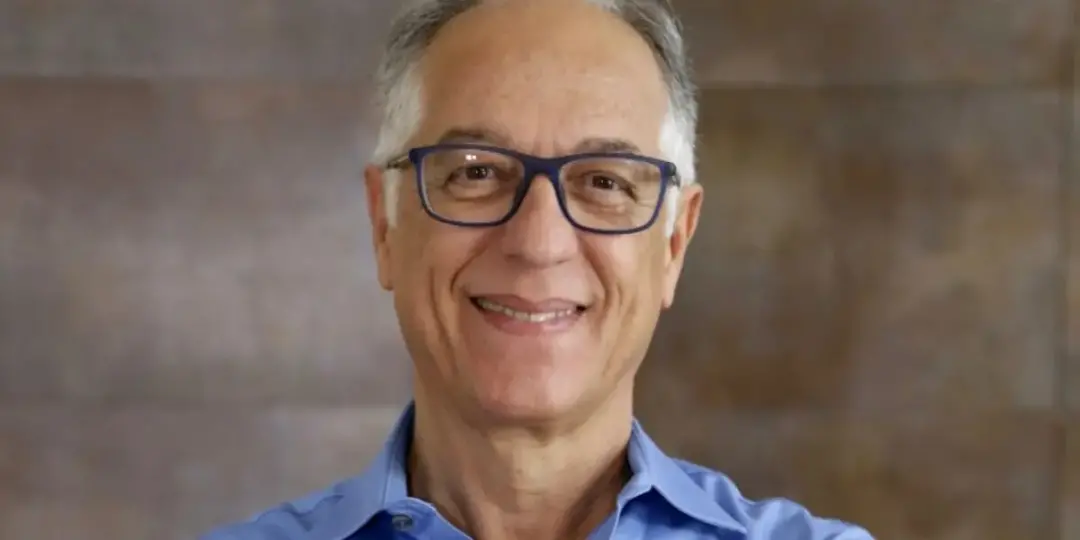 Adalberto de Queiroz lança o livro Cantos, dialogando entre a aldeia e o universal. A poesia dele tem uma profundidade …