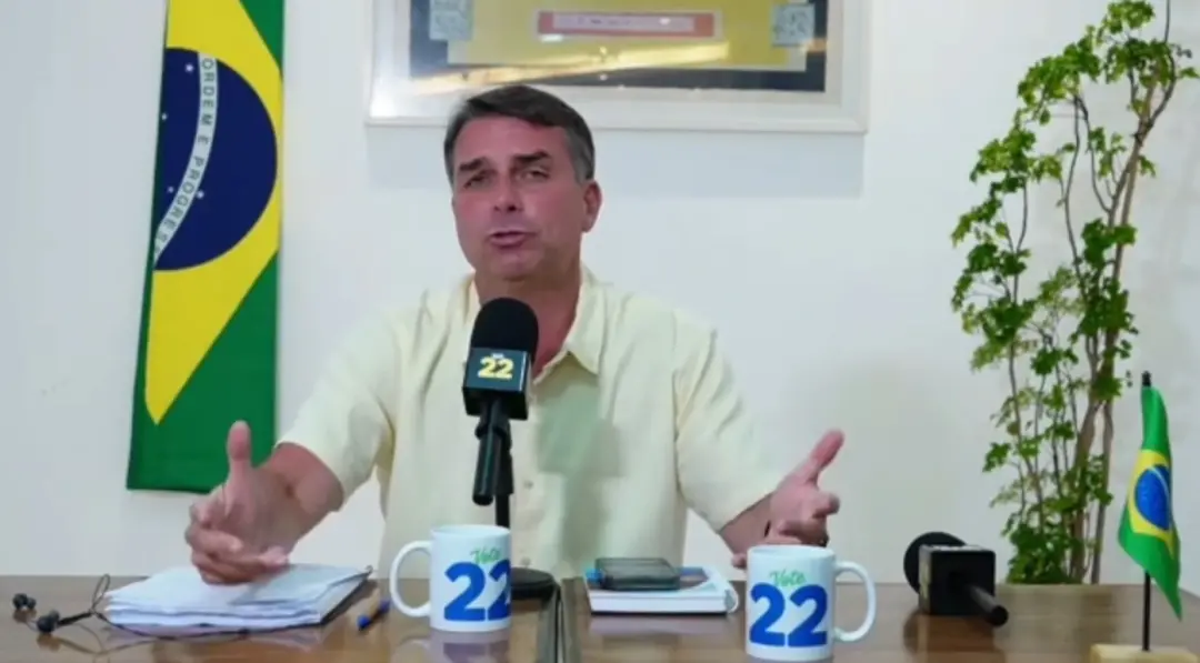Flávio Bolsonaro pediu eleger senadores alinhados ao seu grupo político na live antes do primeiro turno. A composição d…