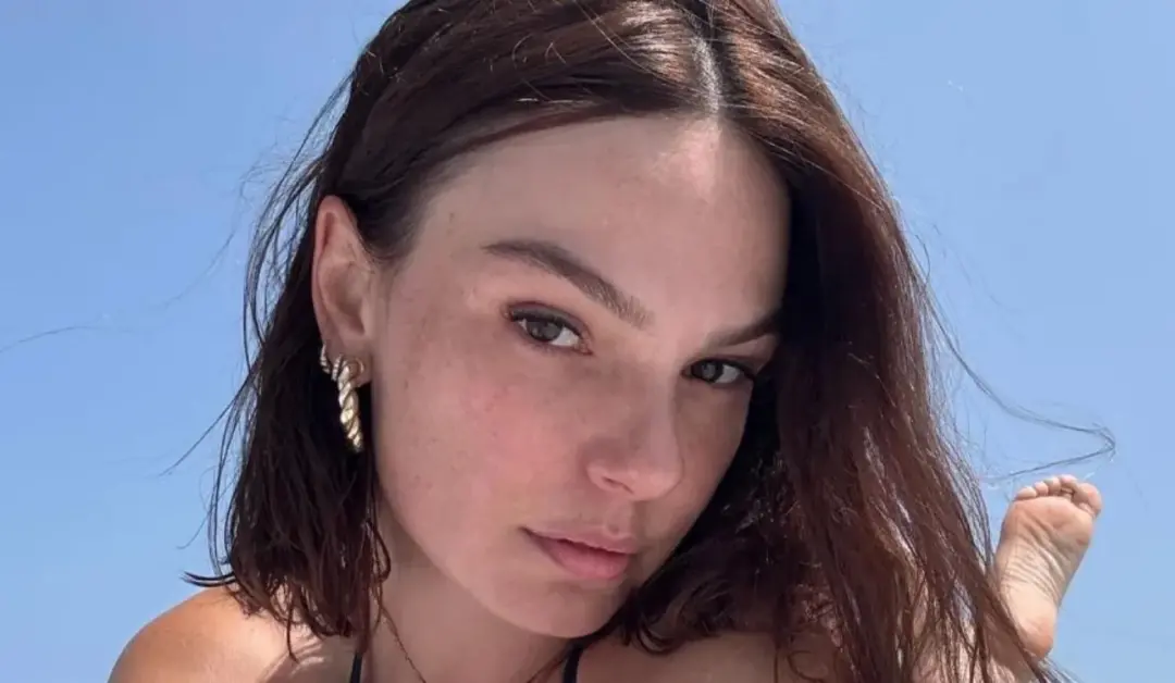 Isis Valverde contou que uma tatuagem grande nas costelas precisa ser escondida em produções porque alguns personagens …