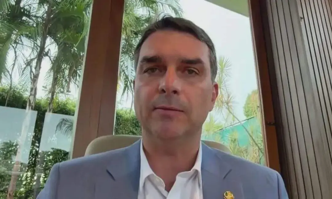 Flávio Bolsonaro chega às urnas mantendo competitividade, mesmo com turbulências políticas e brigas internas do PL. A t…