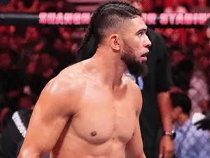Johnny Walker aplica nocaute brutal na estreia no peso-pesado do UFC. Um golpe decisivo mostra a força da garra no espo…