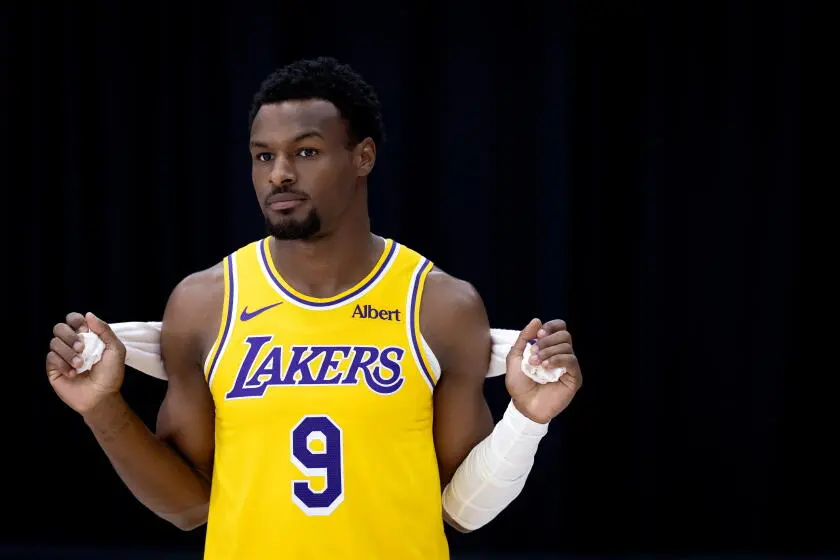 Bronny James tá entrando na terceira temporada com os Lakers, empatado em tempo de casa com Dalton Knecht. Ele fala que…