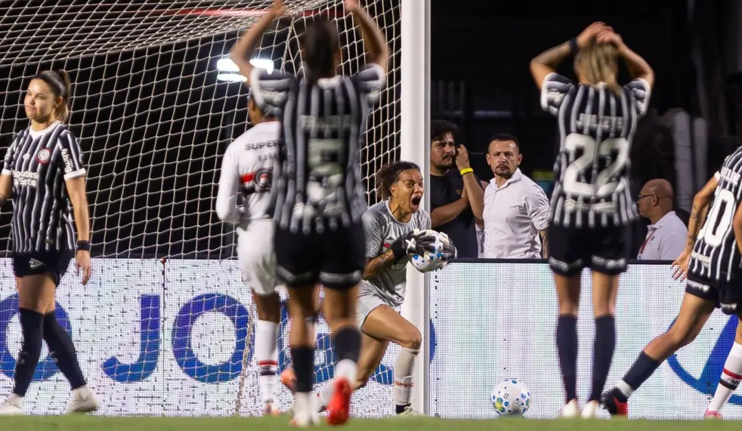 Carlinha defendeu pênalti e ajudou o São Paulo a confirmar o Brasileirao Feminino no Morumbi. Essa defesa mostra que o …