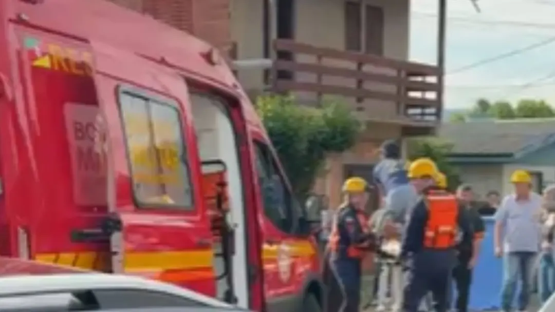 Parobé, no RS, um homem de 26 anos faleceu durante uma carreata. Ele foi atingido pelo próprio caminhão, segundo o dele…