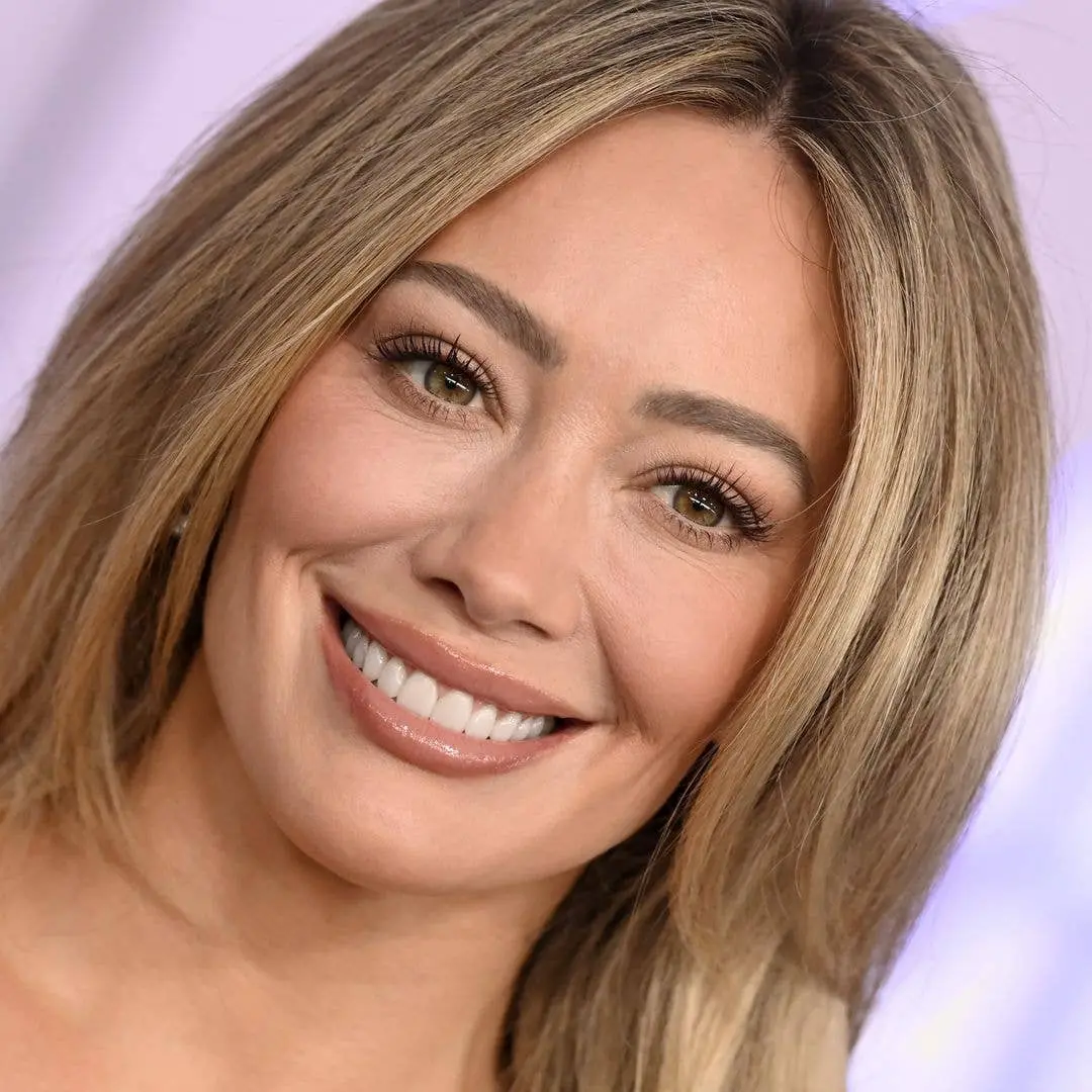 Hilary Duff soltou vídeo novo para a musica CATastrophe, e o look inspirado em lingerie chamou a atenção. Essa entrega …