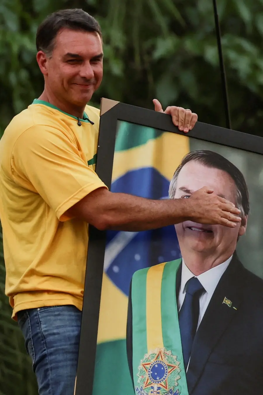 Flavio Bolsonaro encerrou a última campanha no Rio em frente à Paróquia São Sebastião e Santa Cecília, em Bangu. O boat…
