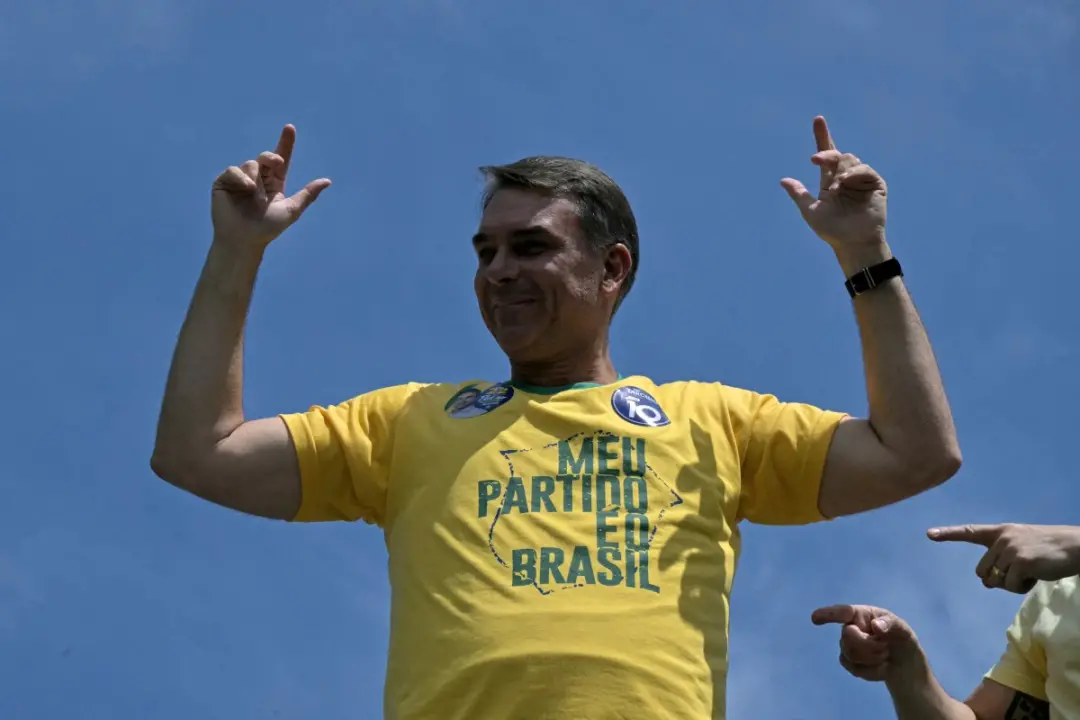 Flávio Bolsonaro acusou o PT de aparelhoar instituições e a PF de perseguir adversários políticos no interior de São Pa…