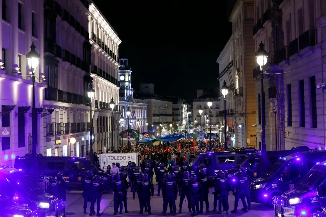 Dezenas de milhares de pessoas foram às ruas da Espanha exigir ajuda aos inquilinos, depois que legisladores rejeitaram…