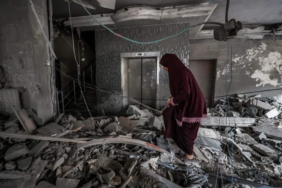 Dois mísseis atingiram um apartamento no bairro de Rimal em Gaza, deixando pelo menos cinco palestinos mortos. Essa sit…