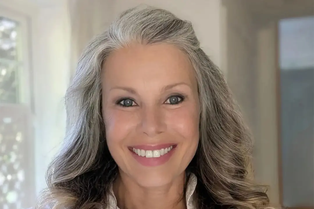 Melinda Messenger, de 55 anos, postou no Instagram um novo visual, mostrando seu cabelo natural grisalho. Essa liberdad…