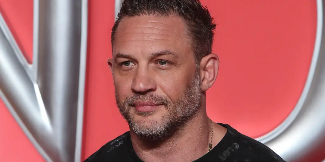 Tom Hardy volta para a segunda temporada de MobLand, mesmo com a polêmica, e continua nos charts com projetos como os V…