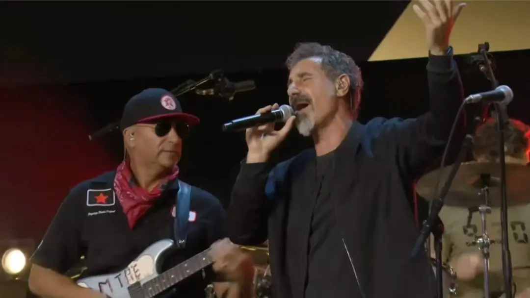 Serj Tankian e Tom Morello tocaram no Power to the People Fest, incluindo uma versão de Like a Stone do Audioslave, ded…