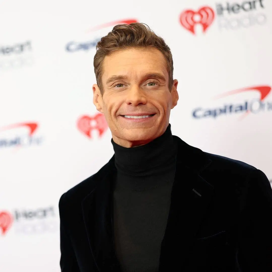Ryan Seacrest, aos 51 anos, postou fotos sem camisa mostrando um físico musculoso em um dia livre. É interessante ver c…