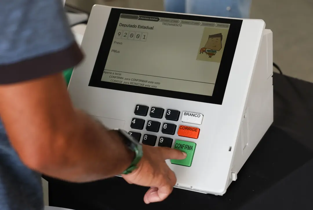 A Justiça Eleitoral esclareceu que a ordem dos votos para senador na urna não altera o peso da escolha dos eleitores. A…