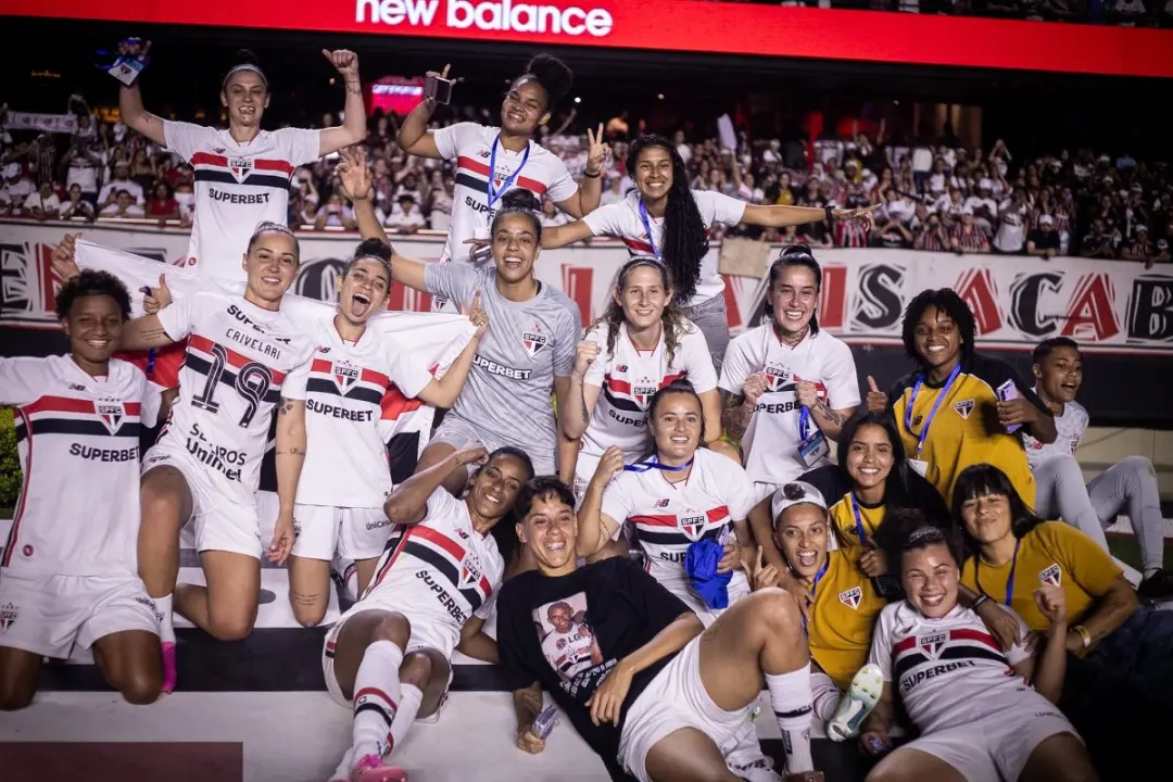 São Paulo conquistou o primeiro Brasileirão Feminino, encerrando a hegemonia do Corinthians. O time tricolor venceu o r…