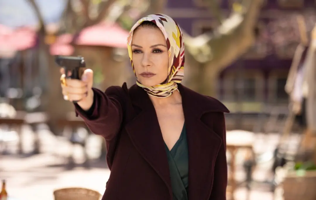 Kill Jackie, com Catherine Zeta-Jones, vai ter trilha sonora com Bad Bunny e The Prodigy. Curto a ideia de um thriller …